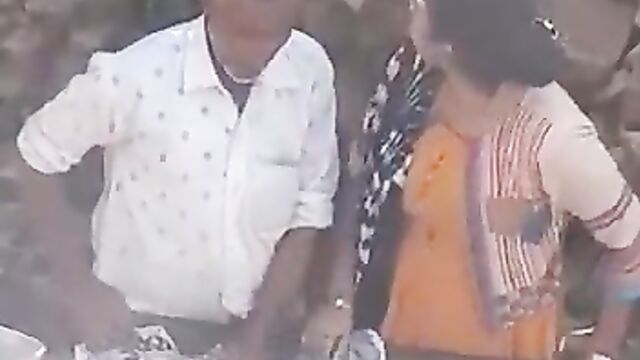 Married Woman Caught Masturbating Old Fruit Seller In Public - 5 image