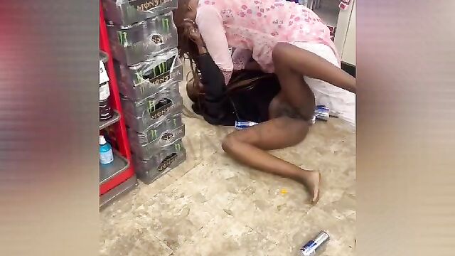 Girls fight showing pussy in a Mall