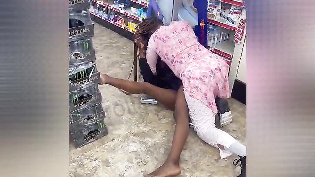 Girls fight showing pussy in a Mall - 4 image