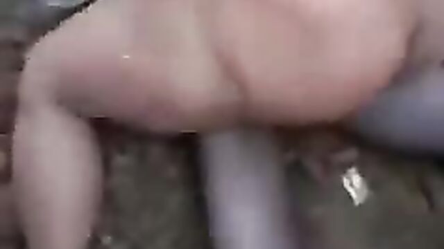 Couple caught having sex in front of a crowd - 4 image