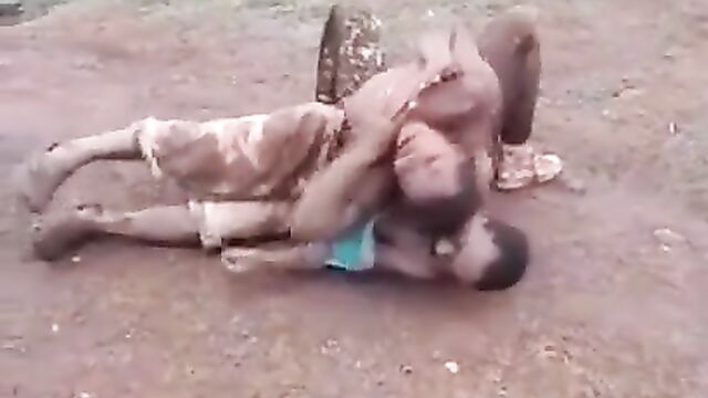 Breasts pop out as husband and wife fight in public - 4 image