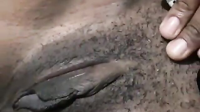 Yahoo boys caught sampling girls’ pussies in a hotel - 1 image