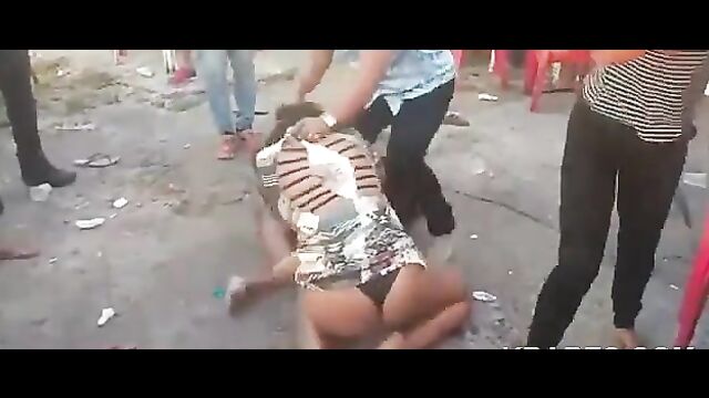 Boobs out as 2 chicks fight in public restaurant - 4 image