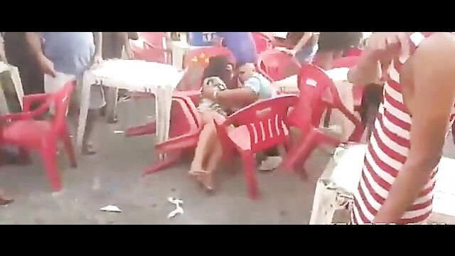 Boobs out as 2 chicks fight in public restaurant - 5 image