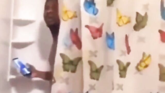 Wife flogs naked husband after she caught him cheating on phone in the bathroom - 1 image