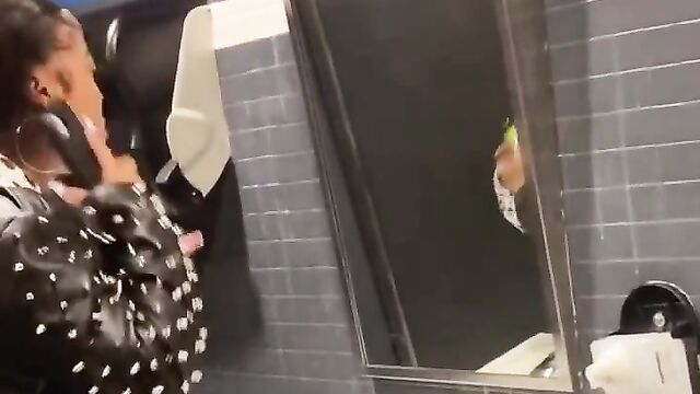 Dude gets caught recording lady after she caught her man cheating - 3 image