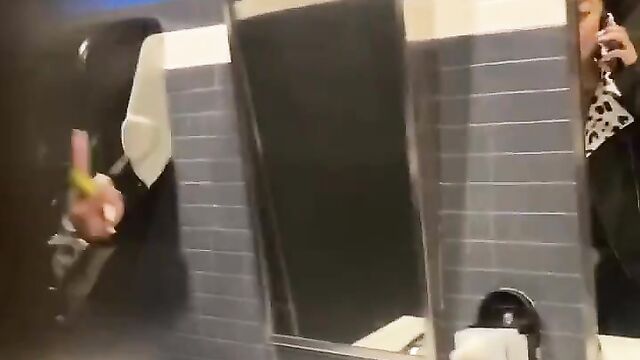 Dude gets caught recording lady after she caught her man cheating - 4 image