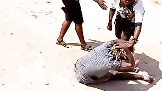 Woman beats sidechick and exposes her ass in public for allegedly cheating with her husband - 5 image