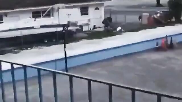 Bahamas: Wife fights cheating husband after she caught him NAKED with sidechick - 1 image