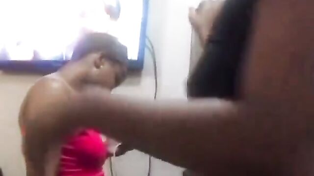 Boobs out as Mzansi lady goes wild on IG Live - 4 image