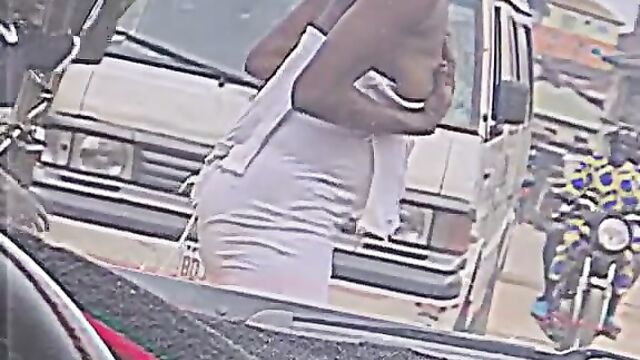 Boobs out in crazy public street fight - 3 image