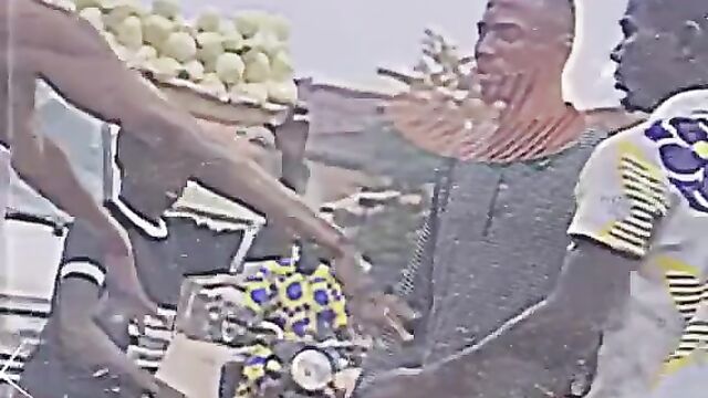 Boobs out in crazy public street fight - 4 image