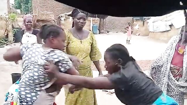 Breasts pop out as 2 African women fight in public over a man - 1 image