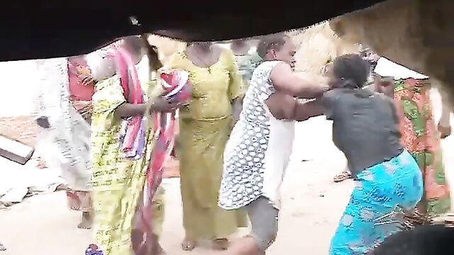 Breasts pop out as 2 African women fight in public over a man - 3 image