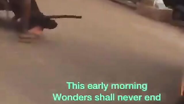 Girl strips naked and runs mad in public, obstructing traffic in Enugu, Nigeria - 3 image