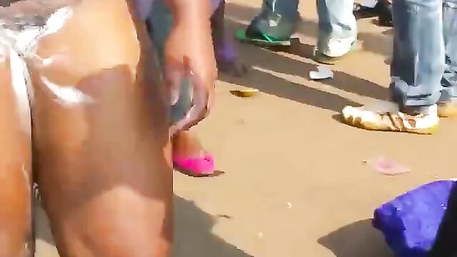 Busty Woman runs mad, walks naked in public after bathing with spiritual soap - 3 image