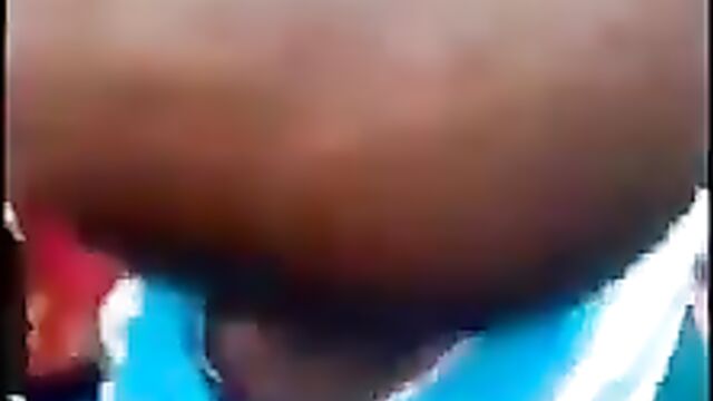 Boobs exposed as ‘ashawo’ fights nursing mother over a man in public - 3 image