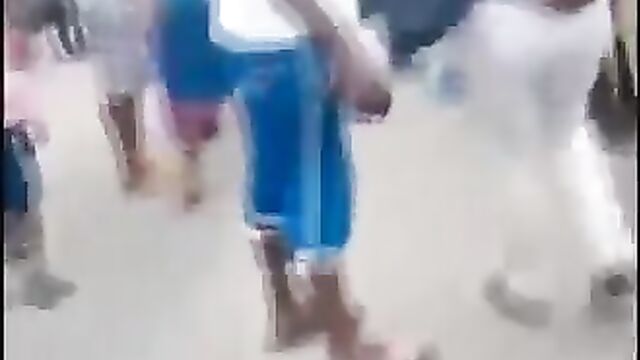 Boobs exposed as ‘ashawo’ fights nursing mother over a man in public - 4 image