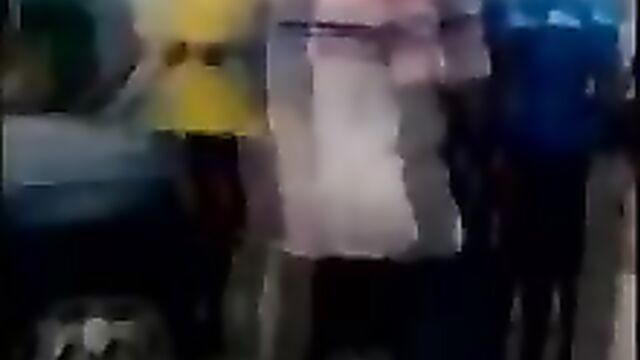 Boobs exposed as ‘ashawo’ fights nursing mother over a man in public - 5 image