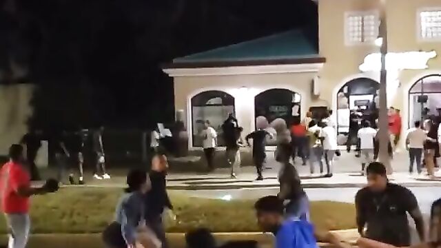 Girl fighting in public, exposing her naked ass - 5 image