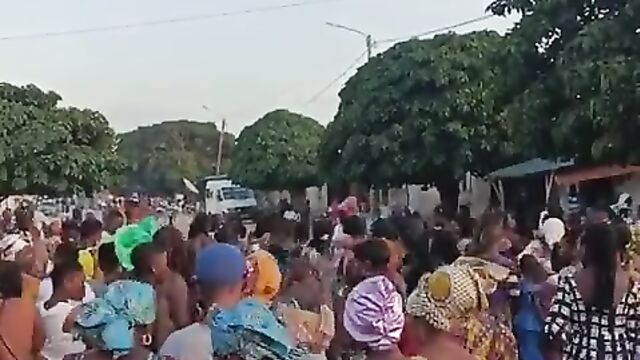 Big breasts pop out in public during African cultural event - 4 image